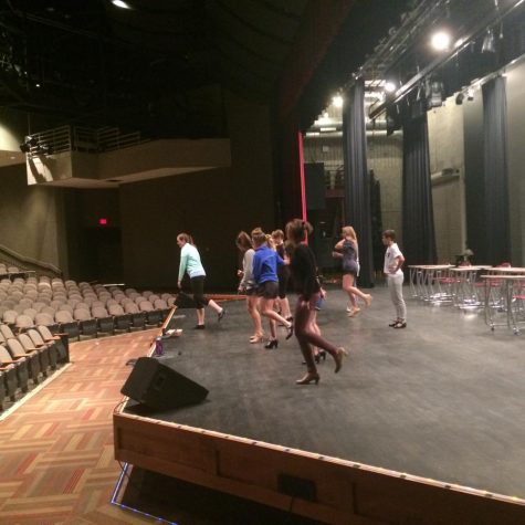 Thoroughly Modern Millie cast dancing on the stage