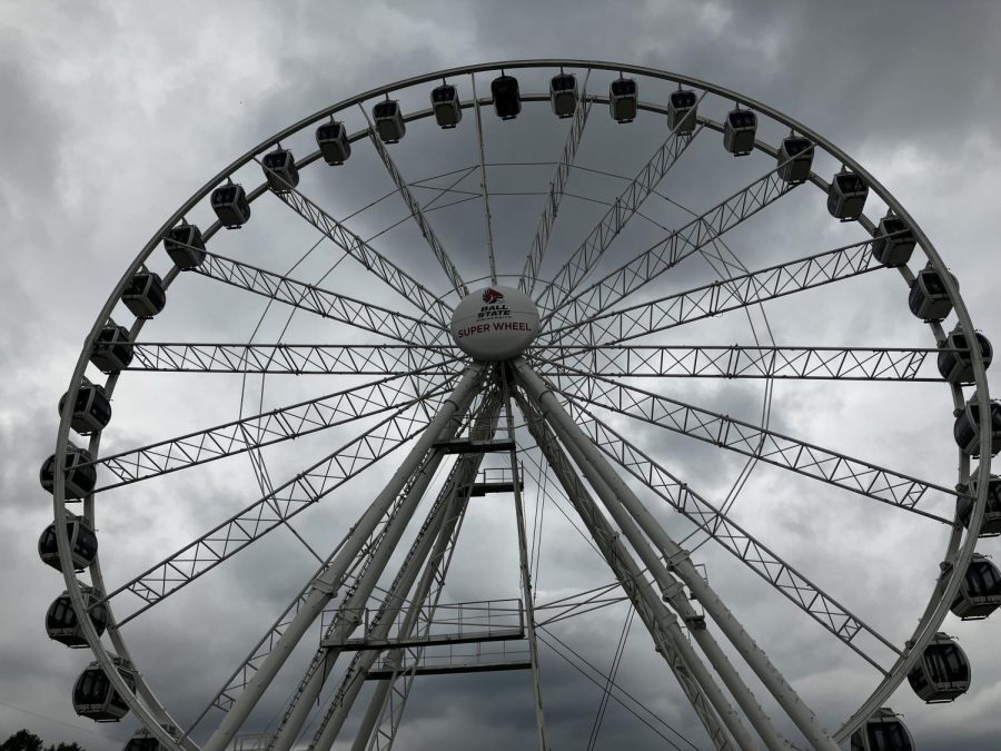 This+is+the+biggest+Ferris+Wheel+at+the+Indy+State+fair.+Though+it+was+cloudy%2C+the+picture+still+shows+off+just+how+big+it+was.