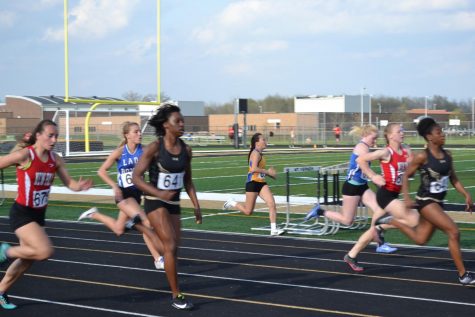 6 girls are running on a track, all racing for first