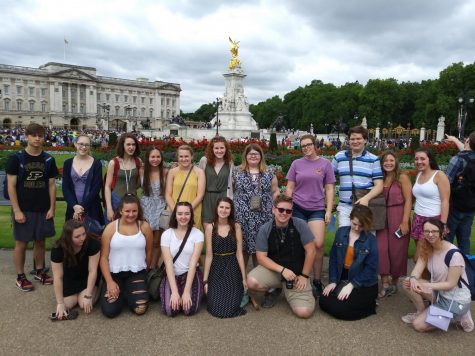 Group photo of students in front of Buckingham Palace