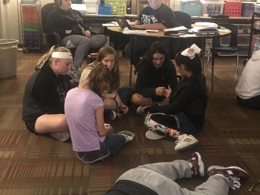 Kammy and Yaribelle playing UNO with MVHS students