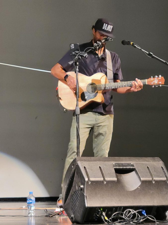 He instructed the volunteers on what to do, including singing, speaking, beatboxing, and playing.
